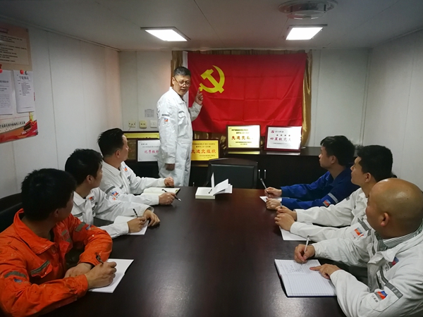 寧波海運(yùn)“明州76”輪黨小組組織開(kāi)展了船舶黨團(tuán)員和先進(jìn)青年代表學(xué)黨史促工作保安全的專(zhuān)題討論。（文、攝：屠添榮）_副本_副本.jpg