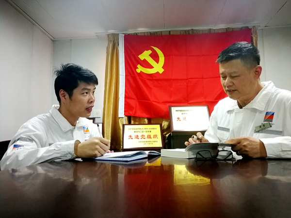 寧波海運(yùn)“明州76”輪黨小組在黨史學(xué)習(xí)教育中，積極開(kāi)展“3+30”活動(dòng)。圖為有著35年黨齡的黨小組長(zhǎng)為剛?cè)朦h2年的青年黨員講黨史話(huà)初心。（文、攝：屠添榮）_副本_副本.jpg