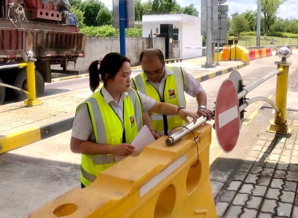明州高速公司所屬站所做好車道欄桿的捆扎加固工作。楊研攝_副本_副本.jpg