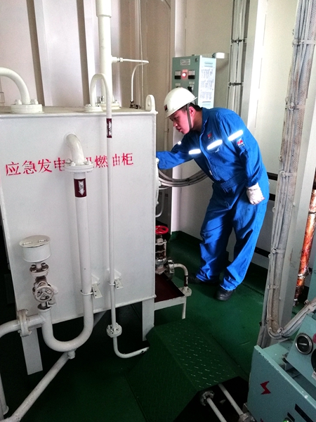 寧波海運轄管“浙能5”輪輪機員在檢查機艙應急設備。許眾攝_副本_副本.jpg