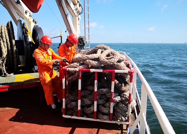 寧波海運轄管“富興21”輪船員在臺風來臨前，對船尾纜繩進行綁扎。陳健慧攝_副本_副本.jpg