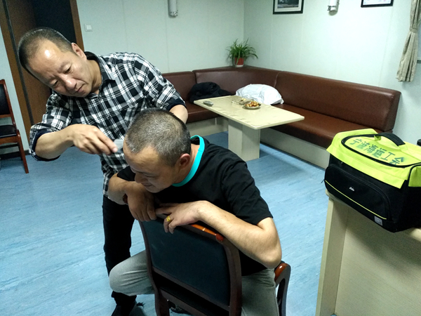 船舶三支部書記、“明州59毛輪船長(zhǎng)紅帥為船員理發(fā)。林建偉攝_副本_副本.jpg