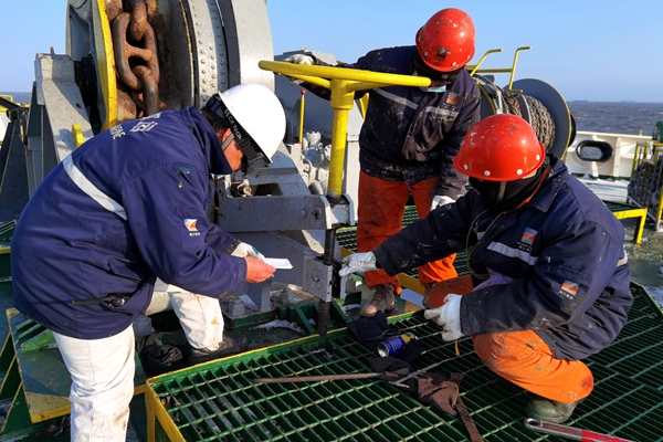 3.寧波海運(yùn)船員在寒風(fēng)中進(jìn)行錨機(jī)、錨鏈、制鏈器、剎車(chē)等設(shè)備檢查。林建偉攝_副本_副本.jpg