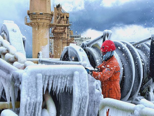 “富興22”輪船員在寒冬大雪中鏟除船舶設(shè)備上的積雪。羅杰攝2_副本_副本.jpg