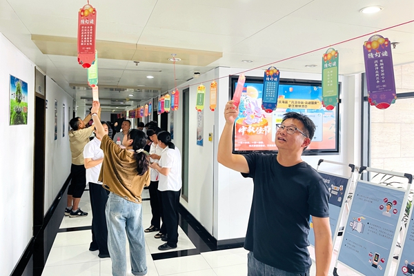 寧波海運開展“月滿中秋 喜迎國慶”職工趣味活動。李虹鋒攝_副本.jpg
