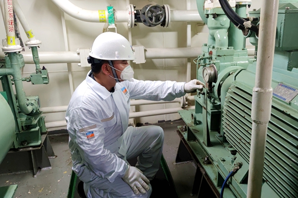 寧波海運(yùn)青年機(jī)務(wù)檢查船舶錨機(jī)油泵工況。郭文勝攝_副本.jpg