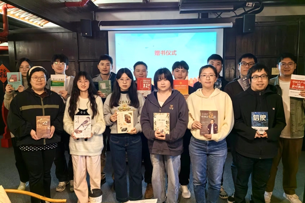 寧波海運(yùn)組織開(kāi)展“世界讀書(shū)日”活動(dòng)。金路 攝_副本_副本.jpg