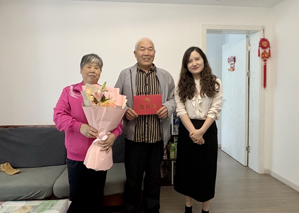 寧波海運(yùn)工會專程看望退休職工、全國勞模張帆芳同志。陸瑩攝_副本.jpg