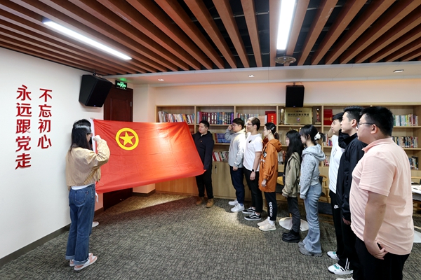 公司團員青年重溫入團誓詞。陸瑩 攝_副本.jpg