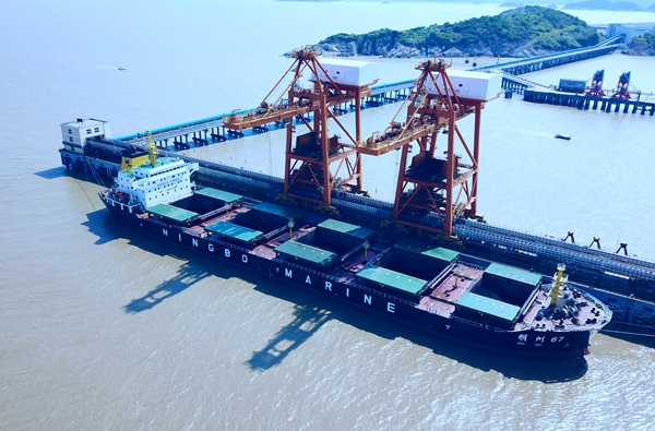 13-2010年5月建造，4.3萬載重噸散貨船“明州67”輪在臺(tái)二電碼頭卸煤作業(yè).jpg