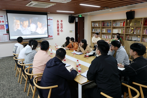 公司團員青年集體觀看五四系列影視作品。陸瑩 攝_副本.jpg