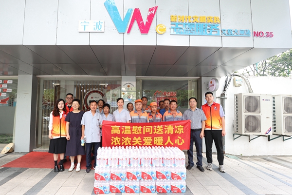 送清涼-環(huán)衛(wèi)工人。陸瑩攝1#_副本.jpg