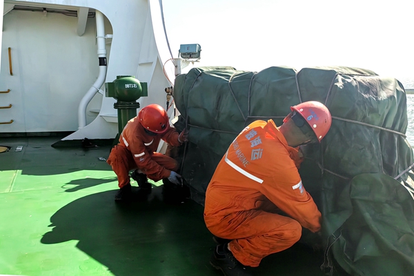 寧波海運(yùn)船員綁扎船舶救生筏登乘梯，做好防臺(tái)準(zhǔn)備工作。陳玉堂 攝_副本.jpg